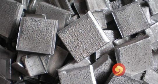 5月期鎳連續(xù)第三個月下跌，周四觸及去年6月來最低水準每噸8,810美元，今年迄今下跌12%，是跌幅最大的主要基本金屬。